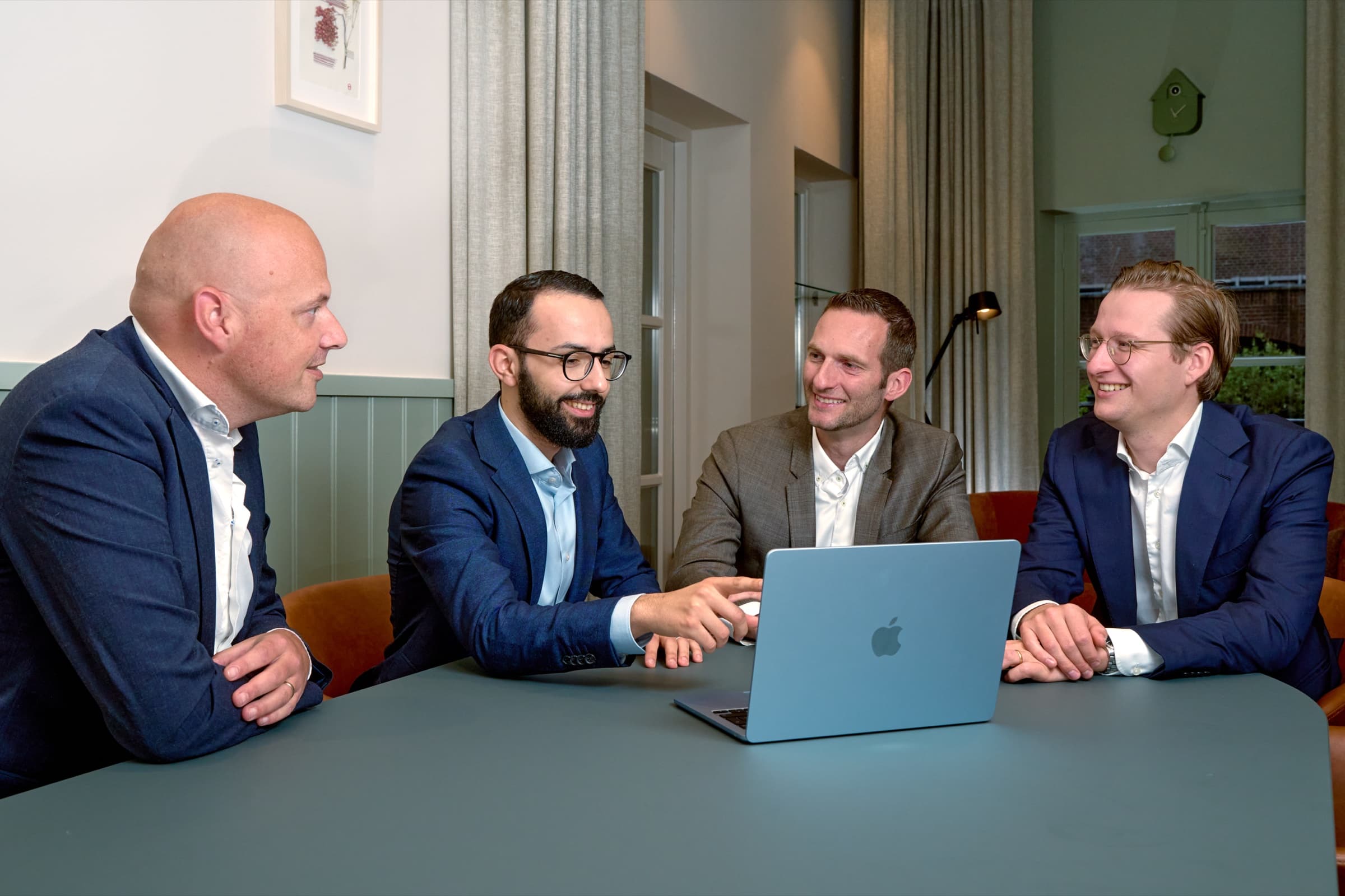 Het FourTax-team in overleg